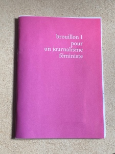Livret rose intitulé "brouillon 1 pour un journalisme féministe"